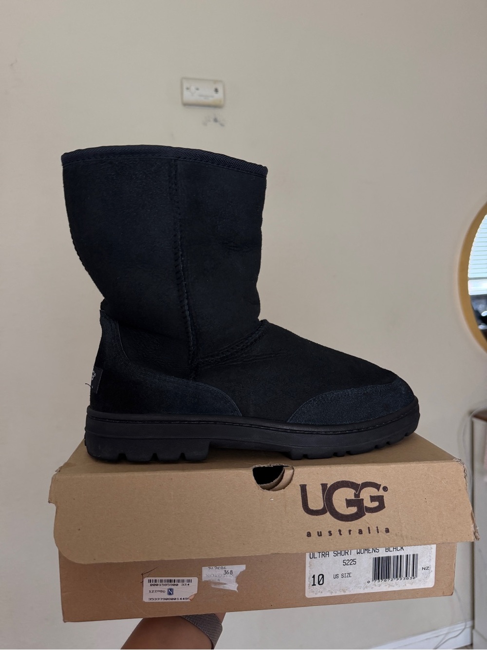 Vintage Uggs made in New Zealand pure wool lining inside Ultra short black sz 10